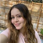 Profesora de Inglés imparte clases a niños de primaria